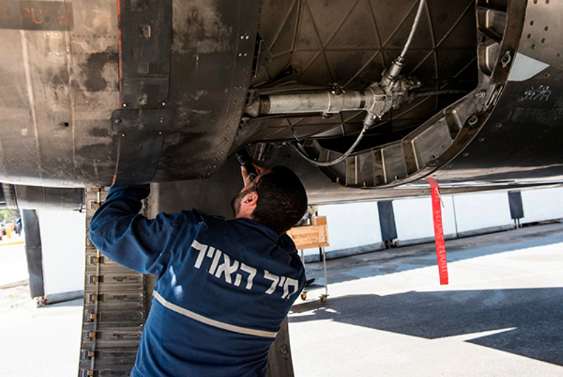 Để duy trì sức mạnh cho các chiến đấu cơ, công tác bảo trì, bảo dưỡng và nâng cấp là cực kỳ quan trọng. Israel có nền công nghiệp quốc phòng vào loại hàng đầu thế giới. Họ có thể tự sửa chữa, nâng cấp theo ý muốn mà không phụ thuộc vào nước ngoài. Ảnh: Oleggranovsky.livejournal.