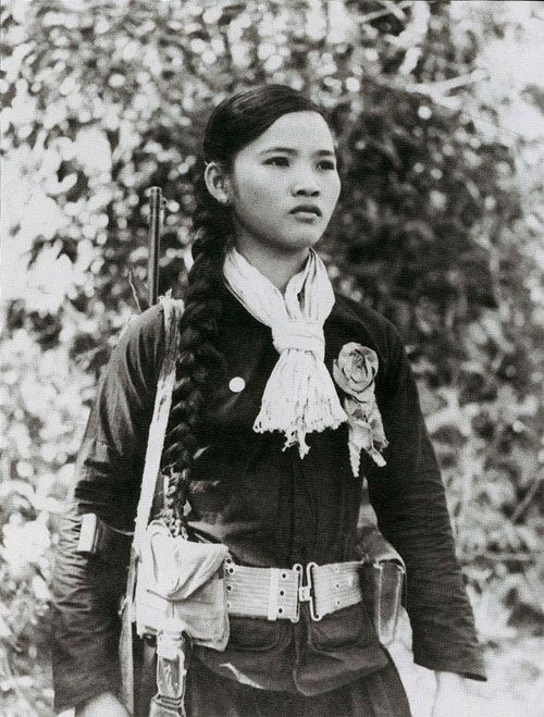 Một nữ du kích miền Nam với trang bị bao gồm súng M1 Carbine cùng dây lưng và túi vải toàn đồ Mỹ. Nguồn ảnh: Pinterest.