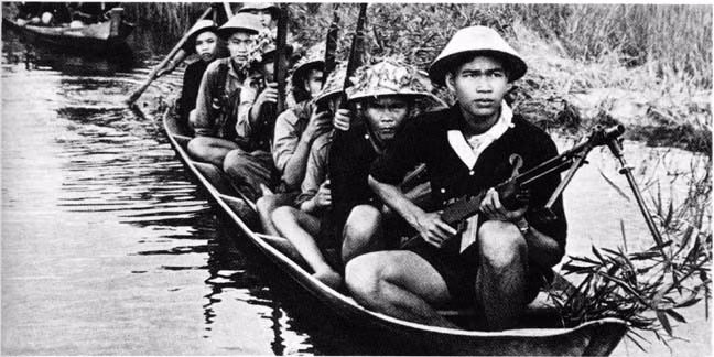 Cũng có một vài lực luọng của ta sử dụng những loại vũ khí từ thời Chiến tranh Thế giới thứ 2 của Mỹ được trang bị cho quân đội ngụy Sài Gòn. Trong ảnh là chiến sĩ du kích ngồi đầu chiếc ghe đang cầm theo khẩu BAR của Mỹ. Nguồn ảnh: Decolo.