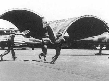 Tại sân bay Biên Hòa, dù là cửa ngõ dẫn vào Sài Gòn nhưng Quân Giải phóng vẫn thu giữ được một số lượng lớn khí tài không quân mà địch bỏ lại. Nguồn ảnh: Wiki.