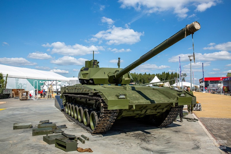  Siêu tăng T-14 phiên bản sản xuất loạt của Quân đội Nga được trang bị pháo chính nòng trơn 2A82-1M, cỡ nòng 152 mm, cùng hệ thống nạp đạn tự động cơ số 32 viên sẵn sàng bắn. Ảnh: Saidpvo.livejournal.