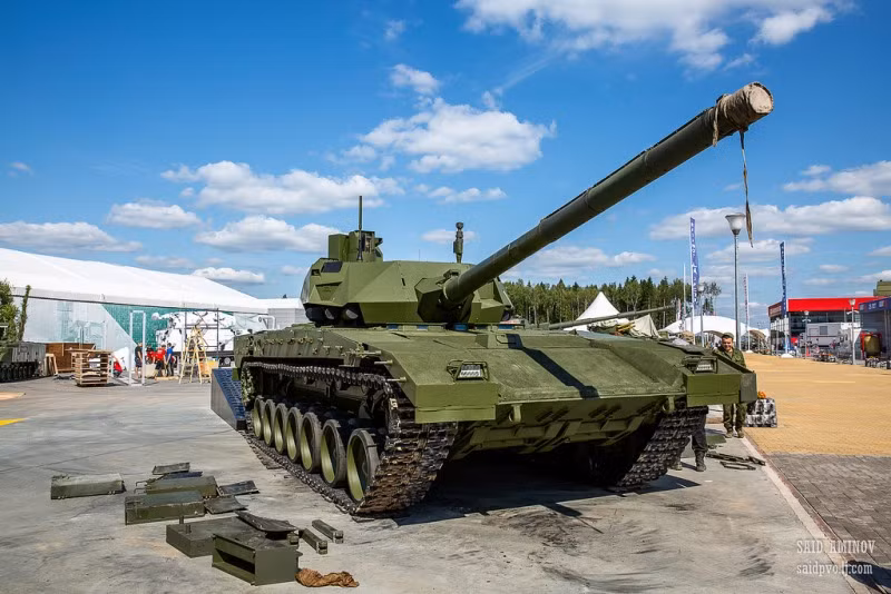  Siêu tăng T-14 phiên bản sản xuất loạt của Quân đội Nga được trang bị pháo chính nòng trơn 2A82-1M, cỡ nòng 152 mm, cùng hệ thống nạp đạn tự động cơ số 32 viên sẵn sàng bắn. Ảnh: Saidpvo.livejournal.