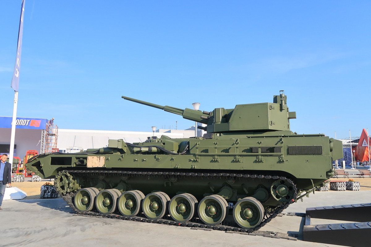 Chiến xa bộ binh T-15 mới được trang bị pháo 57 mm thay cho pháo tự động 30 mm trước đó. Pháo 57 mm có hỏa lực mạnh hơn, tầm bắn xa hơn và có thể sử dụng cho mục đích phòng không. Ảnh: Bmpd.livejournal.