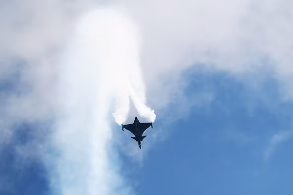 Tiêm kích JAS-39 Gripen của Không quân Hoàng gia Thái Lan bay biểu diễn trên không. Đây là lần đầu tiên Thái Lan gửi chiến đấu cơ tham gia bay biểu diễn tại triển lãm. Ảnh: Yahoo News.