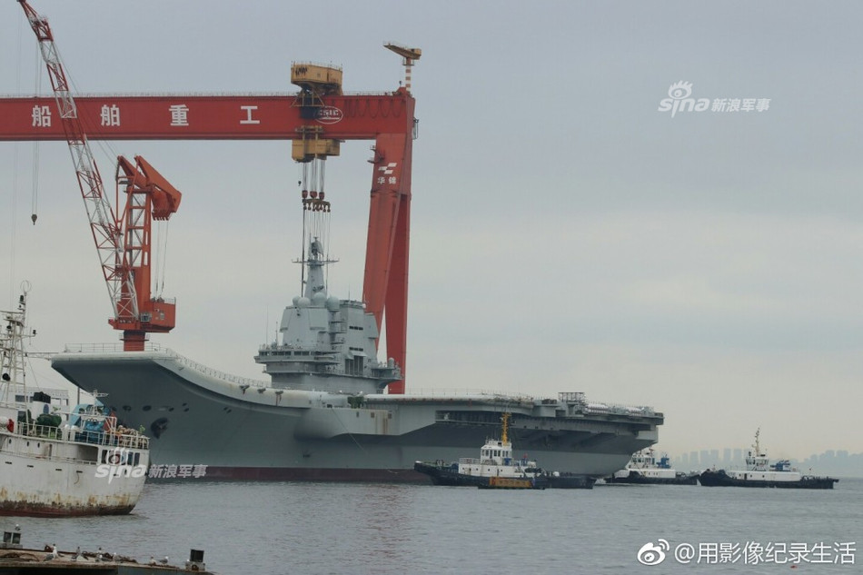 Type-001A được cho là có nhiều cải tiến so với Liêu Ninh, đặc biệt là ở tháp chỉ huy và đường băng. Các chuyên gia Trung Quốc nói rằng Type-001A có khả năng chiến đấu cao hơn so với một tàu sân bay Trung Quốc khác là Liêu Ninh. Ảnh: Sina.
