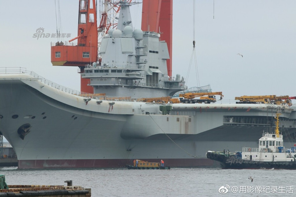 Các thiết bị phục vụ thi công trên mặt boong đang được chuyển đi để chuẩn bị cho hoạt động thử nghiệm. Một chuyên gia quân sự Trung Quốc nói rằng thử nghiệm đầu tiên này chủ yếu tập trung vào động cơ. Ảnh: Sina.