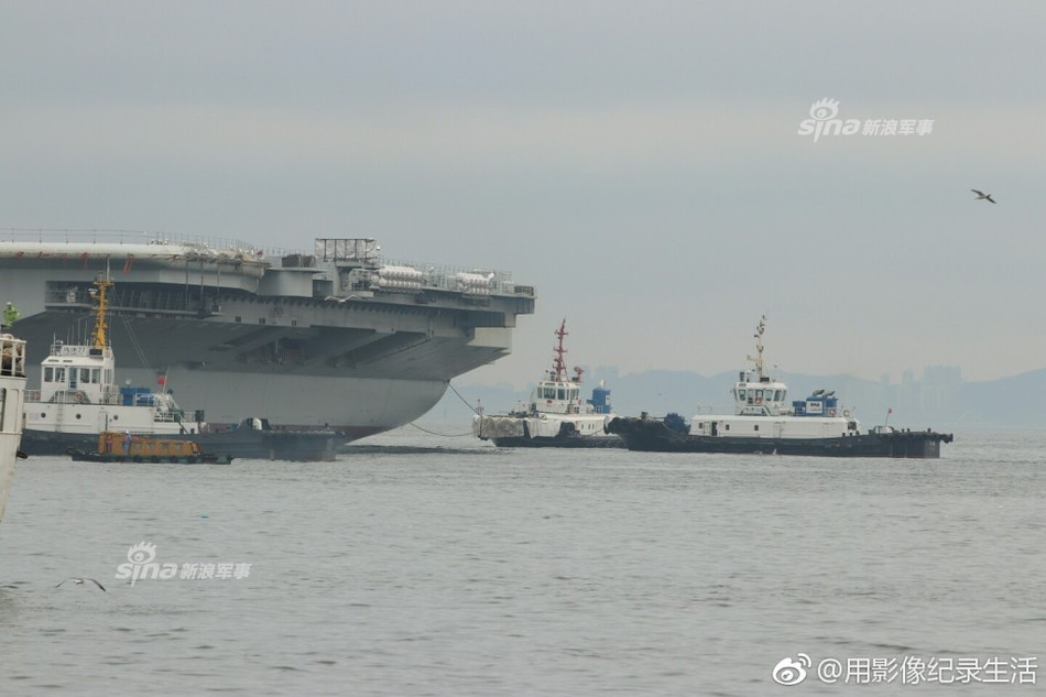 Một số ý kiến khác cho rằng Type-001A đang bị đốt cháy giai đoạn để phục vụ mục tiêu chính trị của Trung Quốc. Con tàu cũng được cho là bị ép đưa vào thử nghiệm đúng vào dịp kỷ niệm ngày thành lập hải quân, nhằm quảng bá cho thành tựu phát triển của hải quân Trung Quốc. Ảnh: Sina.