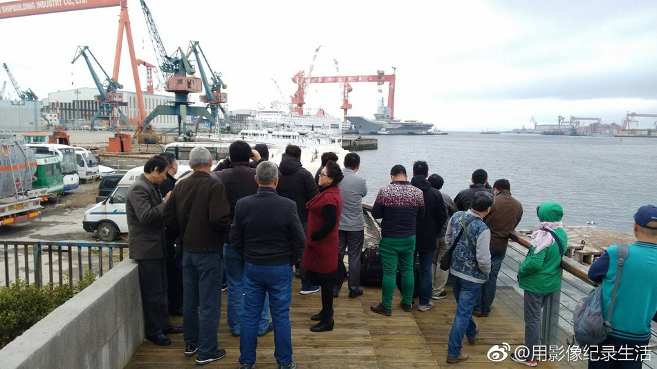 Khoảng 10h sáng ngày 23/4, tàu sân bay Type-001A đã được các tàu lai dắt kéo ra khỏi vị trí neo đậu ở cầu cảng. Một số người dân sống gần cảng Đại Liên tập trung xem tàu sân bay nội địa đầu tiên của Trung Quốc rời cảng, chuẩn bị thử nghiệm. Ảnh: Sina.