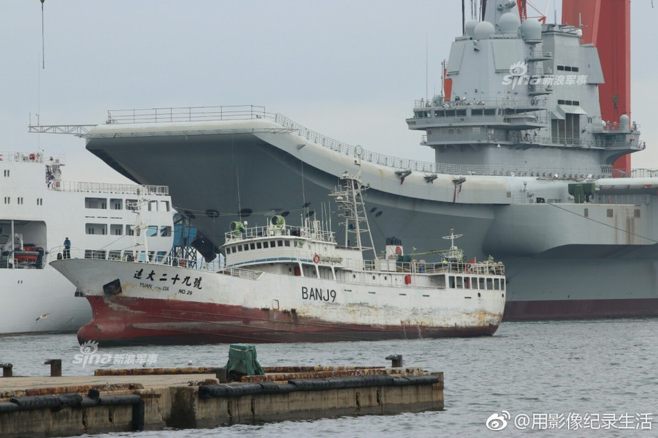 Dù chưa đưa vào sử dụng, thân tàu đã xuất hiện nhiều vết ố ở lớp sơn. Type-001A là một thiết kế dựa trên lớp Kuznetsov của Liên Xô với đường băng kiểu "nhảy cầu". Ảnh: Sina.