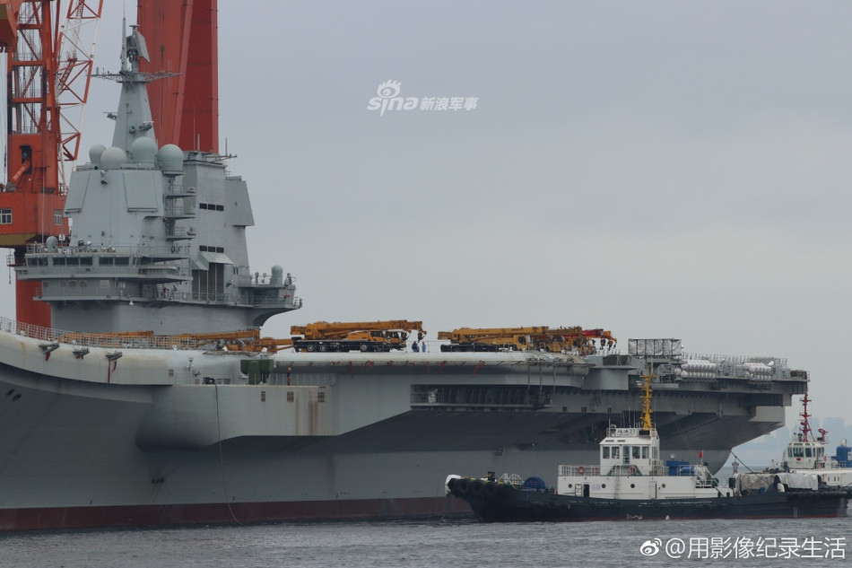 Type-001A sử dụng hệ thống động lực gồm 8 nồi hơi, một thiết kế sao chép từ hệ thống nồi hơi TB-12 vốn dùng cho tàu sân bay lớp Kuznetsov của Liên Xô trước đây. Hệ thống động lực này bị chê là không đáng tin cậy. Ảnh: Sina.