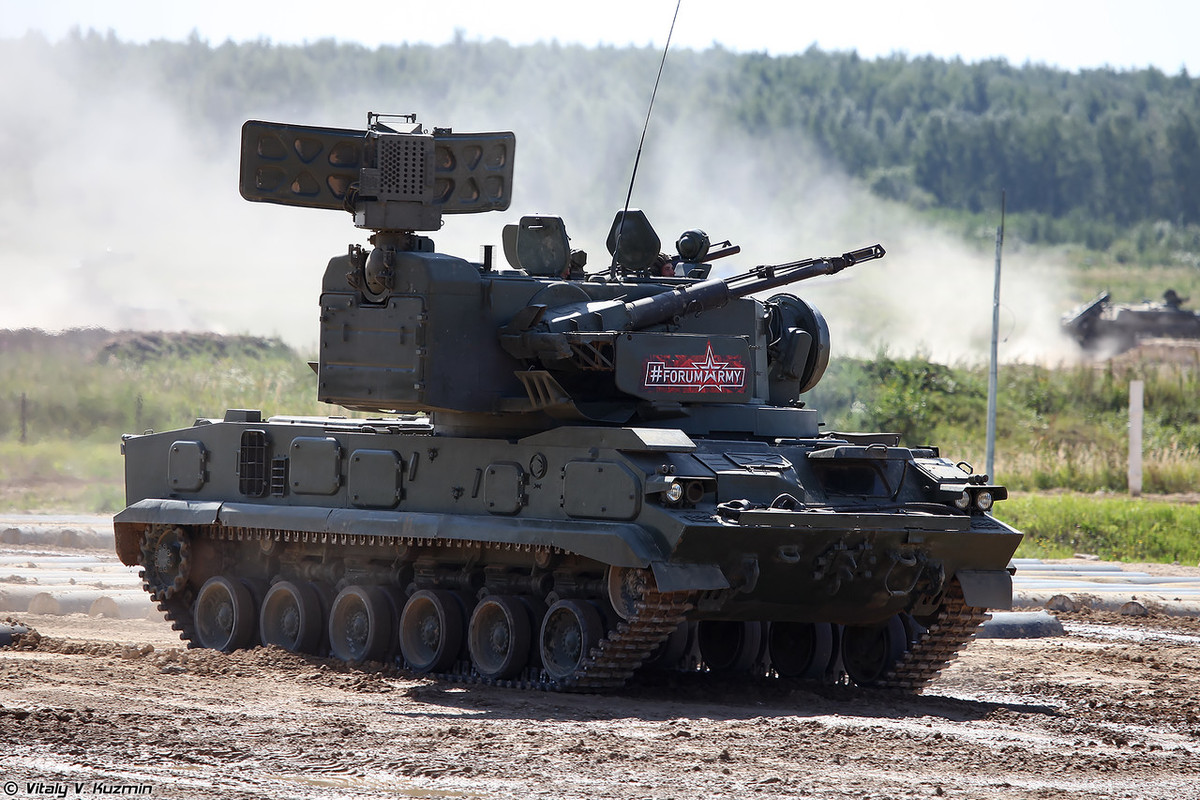 Thiết kế bố trí hệ thống vũ khí của 2K22 Tunguska khá gọn gàng với tháp pháo tích hợp trọn vẹn vũ khí (pháo-tên lửa) và hệ thống radar, bên trong là cabin tác chiến cùng đặt trên khung gầm xe bánh xích GM-352. Trông nó bên ngoài không khác gì nhiều một chiếc xe tăng, nhưng có hỏa lực hầm hố hơn nhiều. Nguồn ảnh: Vitaly-Kuzmin