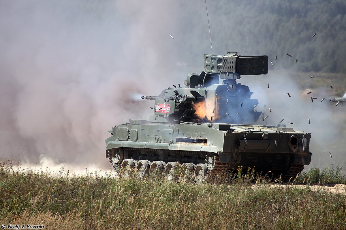 Trong khuôn khổ triển lãm Army-2018, Quân đội Nga thể hiện phần nào khả năng này khi biểu diễn khả năng “hạ nòng bắn thẳng” diệt mục tiêu mặt đất của 2K22 Tunguska. Nguồn ảnh: Vitaly-Kuzmin