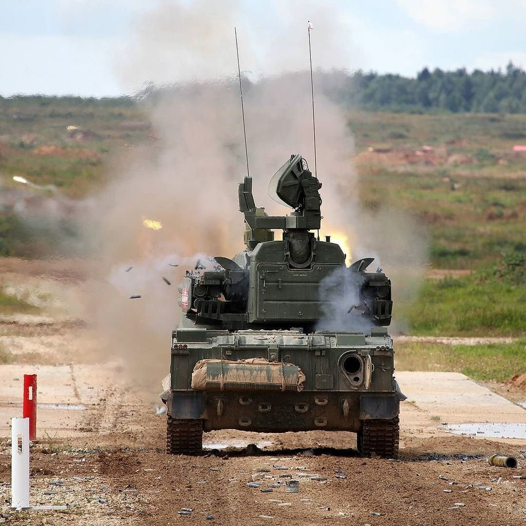 Mặc dù được thiết kế chủ yếu cho nhiệm vụ phòng không, tuy nhiên ngoài khả năng này, theo thiết kế 2K22 Tunguska khi cần có thể trở thành vũ khí tấn công mặt đất đặc biệt nguy hiểm. Nguồn ảnh: VPK