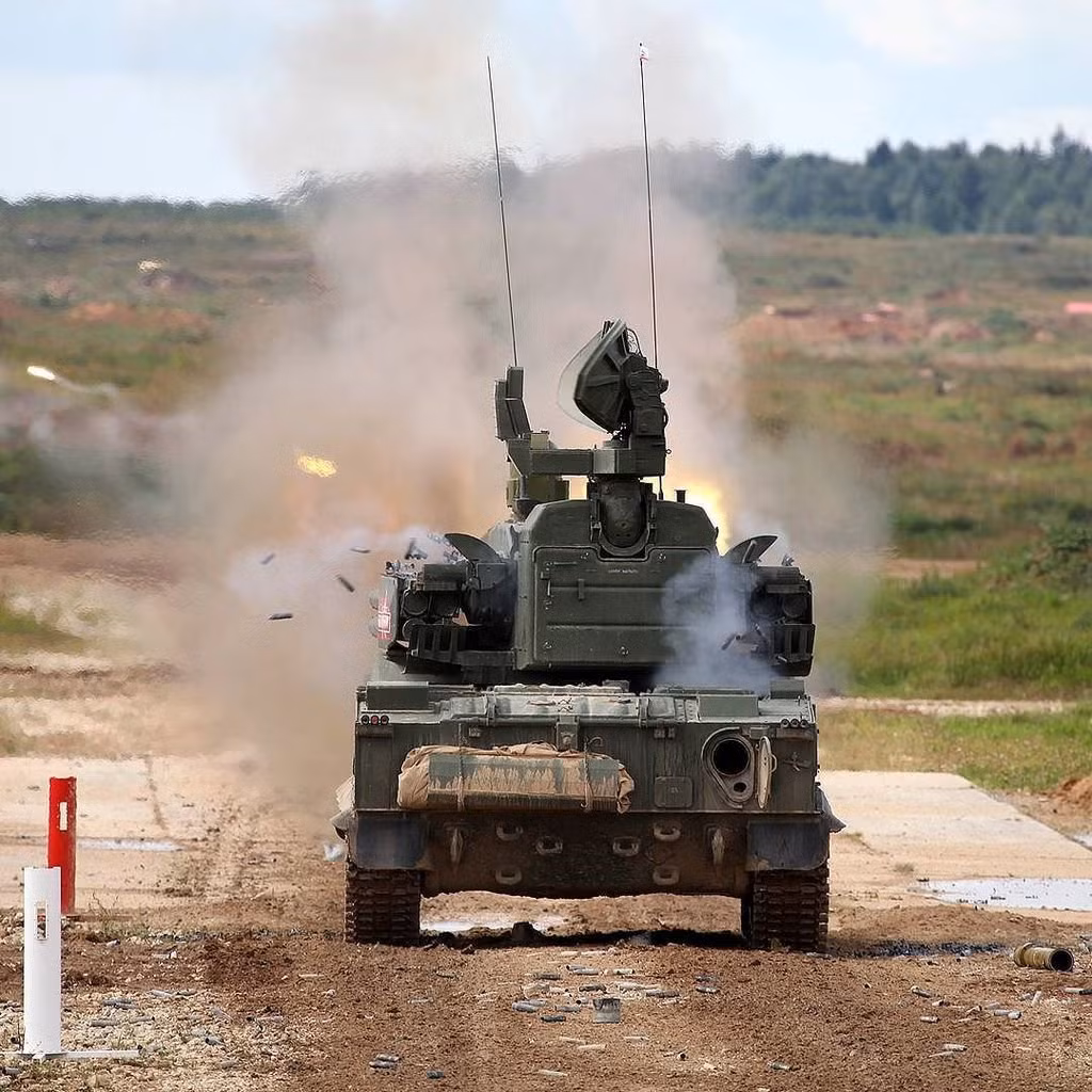 Mặc dù được thiết kế chủ yếu cho nhiệm vụ phòng không, tuy nhiên ngoài khả năng này, theo thiết kế 2K22 Tunguska khi cần có thể trở thành vũ khí tấn công mặt đất đặc biệt nguy hiểm. Nguồn ảnh: VPK