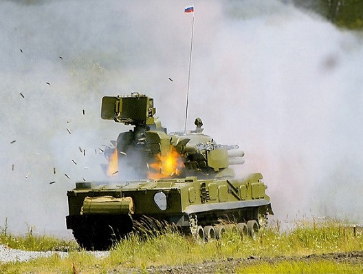 Theo thiết kế, cặp pháo 2A38 30mm của 2K22 Tunguska có góc nâng hạ nòng lần lượt là +85 và -9 hoặc -10 độ. Mỗi khẩu pháo có tốc độ bắn khoảng 2.500 phát/phút, tức là 2 khẩu cùng nhả đạn thì tốc độ lên tới 5.000 phát/phút lý thuyết. Nguồn ảnh: ksdivniy