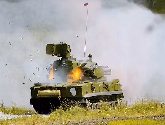 Theo thiết kế, cặp pháo 2A38 30mm của 2K22 Tunguska có góc nâng hạ nòng lần lượt là +85 và -9 hoặc -10 độ. Mỗi khẩu pháo có tốc độ bắn khoảng 2.500 phát/phút, tức là 2 khẩu cùng nhả đạn thì tốc độ lên tới 5.000 phát/phút lý thuyết. Nguồn ảnh: ksdivniy