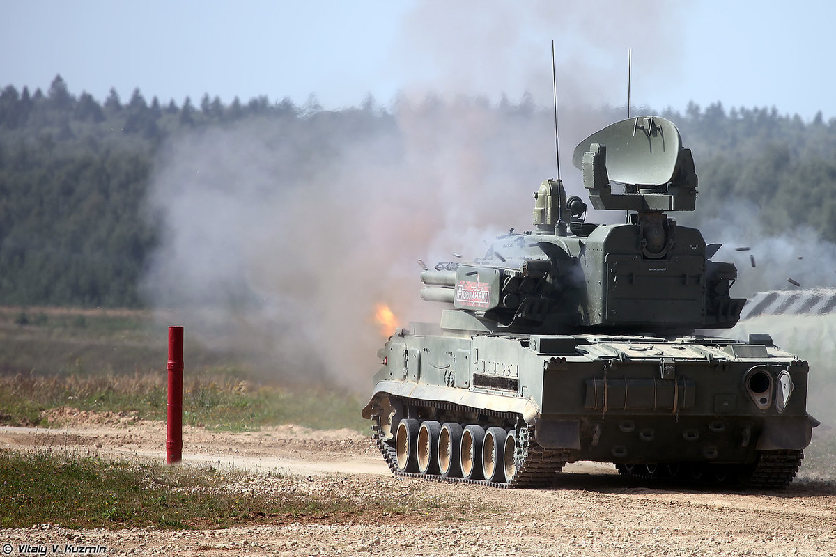 Được trang bị những viên đạn nổ phá mảnh, Tunguska khi hạ nòng sẽ biến thành "khẩu súng máy" áp chế hoàn toàn chiến thuật biển người. Thậm chí, các phương tiện cơ giới bọc thép hạng nhẹ cũng khó lòng mà xung phong trước cơn mưa đạn pháo 30mm. Nguồn ảnh: Vitaly-Kuzmin