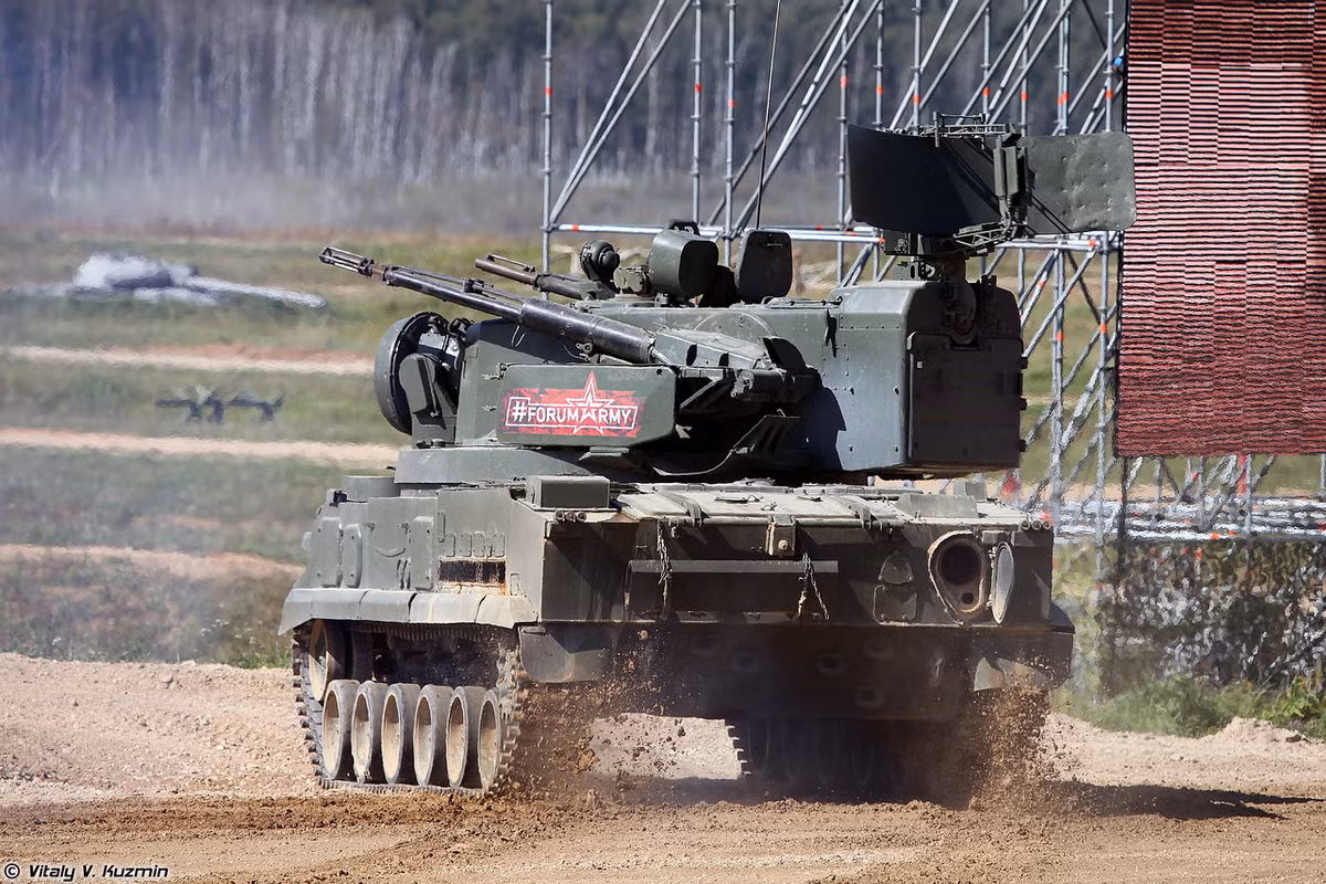 Ngoài pháo 2A38, 2K22 Tunguska còn được trang bị tới 8 quả tên lửa 9M311 dẫn đường vô tuyến có tầm bắn 1,5-8km, trần bắn 5m tới 3,5km.Trên phiên bản nâng cấp Tunguska M1 được trang bị đạn 9M311-M1 tăng tầm bắn từ 2,5-10km, độ cao tác chiến 15m tới 3,5km. Nguồn ảnh: Vitaly-Kuzmin