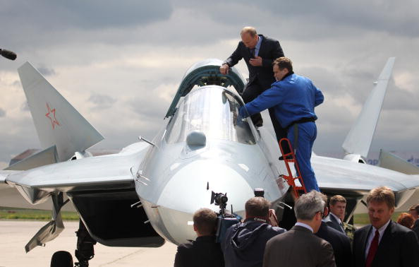 Tổng thống Nga Vladimir Putin kiểm tra tiến độ chương trình tiêm kích tàng hình Su-57. Ảnh: Sputnik.
