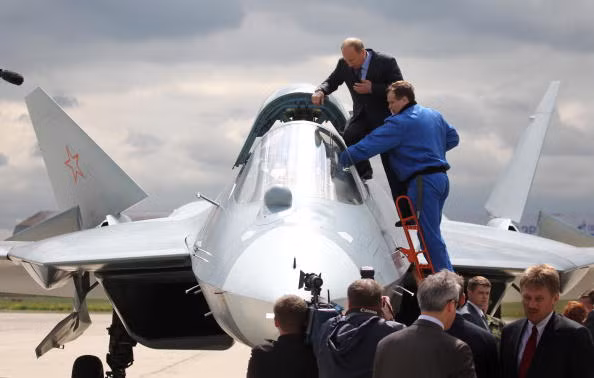 Tổng thống Nga Vladimir Putin kiểm tra tiến độ chương trình tiêm kích tàng hình Su-57. Ảnh: Sputnik.