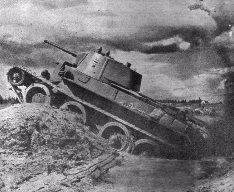 Kết cục là ngay khi xe tăng T-34 đi vào sản xuất, những chiếc BT-7 đã dần bị chuyển về hậu phương và bị loại biên hoàn toàn chỉ trong thời gian ngắn. Nguồn ảnh: Tanks.