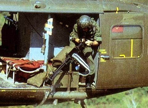 Một chiếc UH-1 khi cất và hạ cánh trong vùng chiến sự sẽ phải hứng chịu nhiều hỏa lực mặt đất nhất. Không chỉ ở vị trí xạ thủ súng máy mà còn ở cả khoang lái. Nguồn ảnh: BIM.