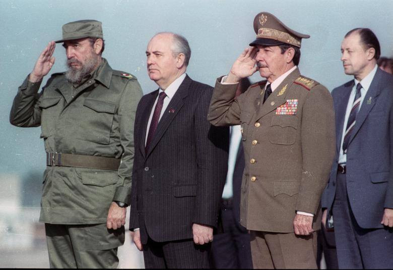 Lãnh tụ Fidel Castro cùng em trai Raul Castro (thứ hai, bên phải) chụp ảnh cùng lãnh đạo Liên Xô Mikhail Gorbechev (thứ hai, bên trái) năm 1989. Ảnh: Reuters.