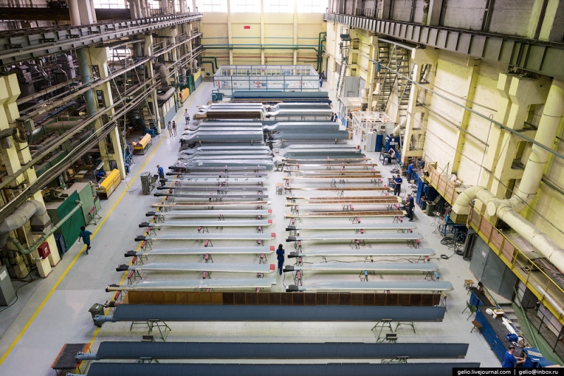 Phân xưởng sản xuất cánh cho rotor chính. Nhà máy đang sản xuất trực thăng vận tải Mi-26T dùng cho dân sự, trực thăng tấn công Mi-35 và Mi-28. Ảnh: Gelio.