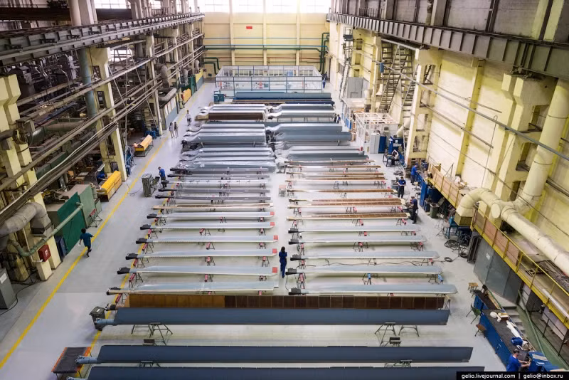 Phân xưởng sản xuất cánh cho rotor chính. Nhà máy đang sản xuất trực thăng vận tải Mi-26T dùng cho dân sự, trực thăng tấn công Mi-35 và Mi-28. Ảnh: Gelio.