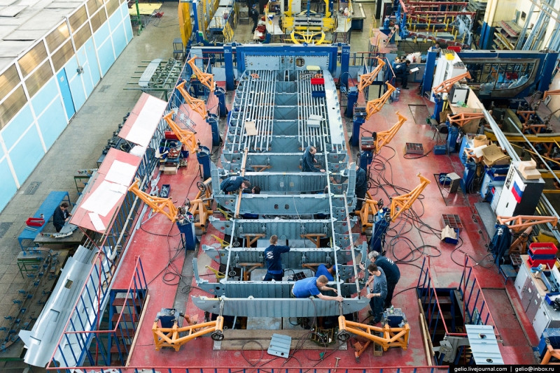Phân xưởng lắp ráp phần khung phía dưới của trực thăng vận tải Mi-26T, nó là trực thăng vận tải lớn nhất thế giới. Ảnh: Gelio.