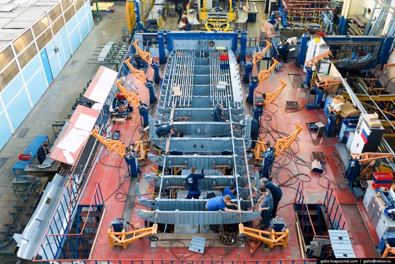Phân xưởng lắp ráp phần khung phía dưới của trực thăng vận tải Mi-26T, nó là trực thăng vận tải lớn nhất thế giới. Ảnh: Gelio.