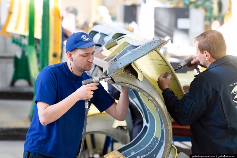 Sau đó nhà máy được cơ cấu lại để sản xuất trực thăng. Chiếc trực thăng đầu tiên được sản xuất tại nhà máy là Mi-1. Ảnh: Gelio.