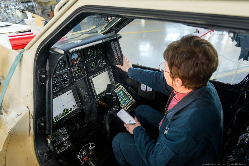 Một nữ kỹ thuật viên đang kiểm tra lại hệ thống điện tử của trực thăng tấn công Mi-28N. Ảnh: Gelio.