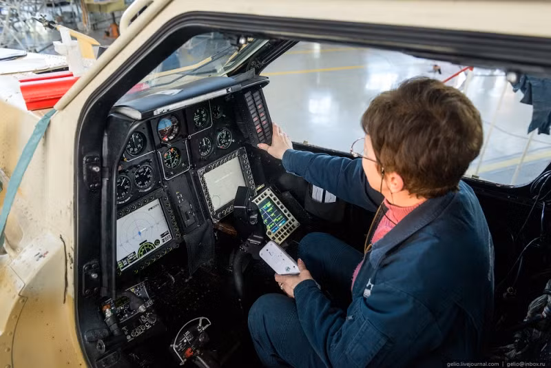 Một nữ kỹ thuật viên đang kiểm tra lại hệ thống điện tử của trực thăng tấn công Mi-28N. Ảnh: Gelio.