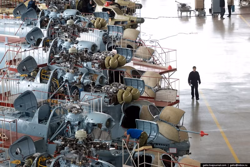 Những chiếc trực thăng tấn công Mi-35 đang ở giai đoạn cuối trong dây chuyền sản xuất. Mi-35 là phiên bản nâng cấp từ trực thăng tấn công huyền thoại Mi-24. Ảnh: Gelio.