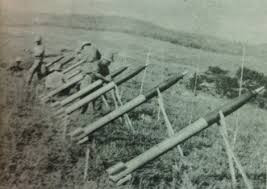 Bộ đội ta thậm chí còn sáng tạo hơn, khi chế tạo được cơ cấu đánh lửa bên ngoài cho các quả đạn pháo phản lực BM-21 và bắn trên cơ cấu ống tre hoặc đắp ụ đất. Tất nhiên độ chính xác là rất thấp nhưng bù lại độ cơ động lại cực nhanh, không cần phải mang vác cơ cấu phóng nặng tới nửa tạ trên lưng. Nguồn ảnh: Defence.