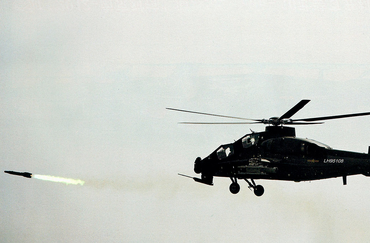 Theo các tài liệu, Z-10 mang được tới 16 tên lửa chống tăng HJ-8, HJ-9 và HJ-10; đến 16 tên lửa không đối không TY-90 hoặc 4 tên lửa không đối không PL-5, PL-7 và PL-9. Trong ảnh, Z-10 đang phóng tên lửa chống tăng HJ-10 được cho là có thiết kế hệt loại tên lửa AGM-114 nổi tiếng của Mỹ.