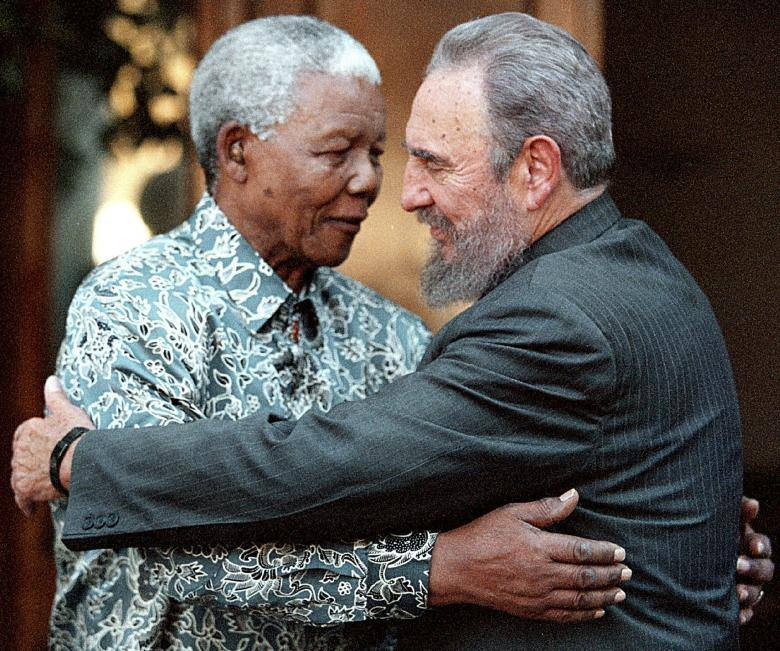 Lãnh tụ Fidel ôm cựu Tổng thống Nam Phi Nelson Mandela trong chuyến thăm nhà riêng của ông Mandela ở Houghton, Johannesburg năm 2001. Ảnh: Reuters.