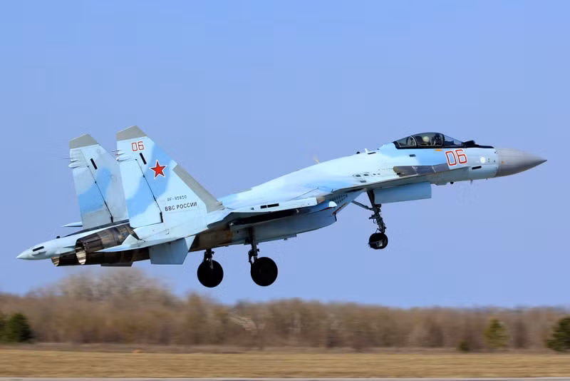 Su-35S chuẩn bị hạ cánh sau đợt bay huấn luyện. Đây là chiến đấu cơ hiện đại nhất của Không quân Nga ở thời điểm hiện tại. Ảnh: Arms of Russia.