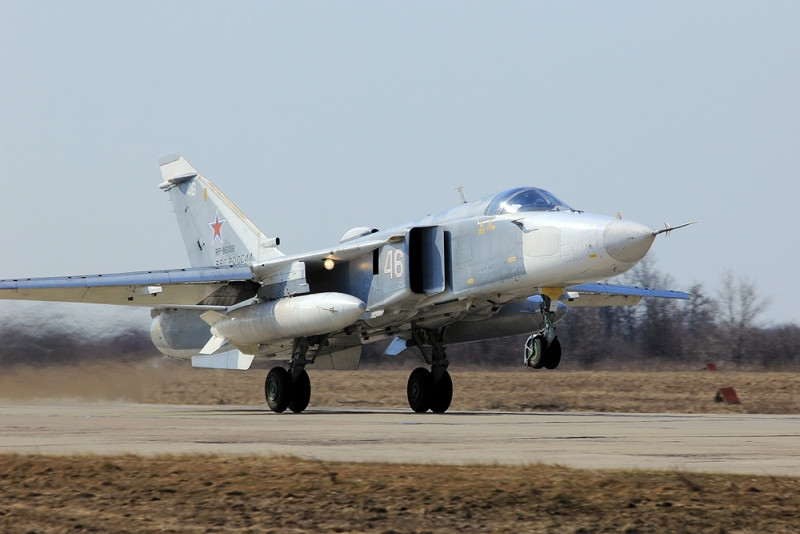 Đội hình máy bay trên không góp phần làm cho lễ diễu binh trở nên hoành tráng. Ảnh: Arms of Russia.