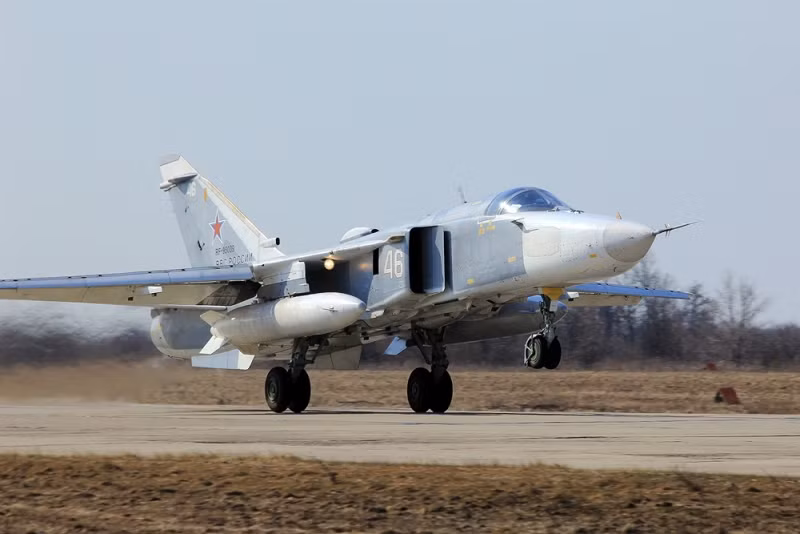 Đội hình máy bay trên không góp phần làm cho lễ diễu binh trở nên hoành tráng. Ảnh: Arms of Russia.