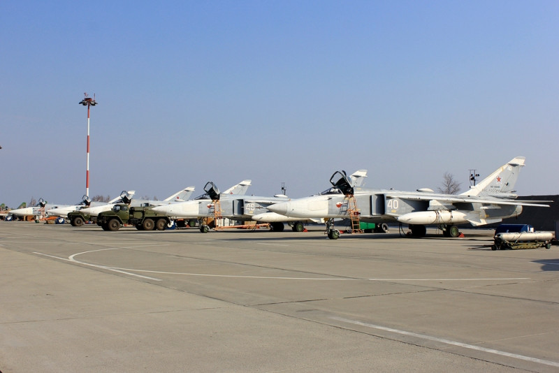 Nhóm hàng không ném bom gồm 4 cường kích Su-24M, cùng 6 cường kích Su-25 cất cánh từ một sân bay ngoài Alabino. Ảnh: Arms of Russia.