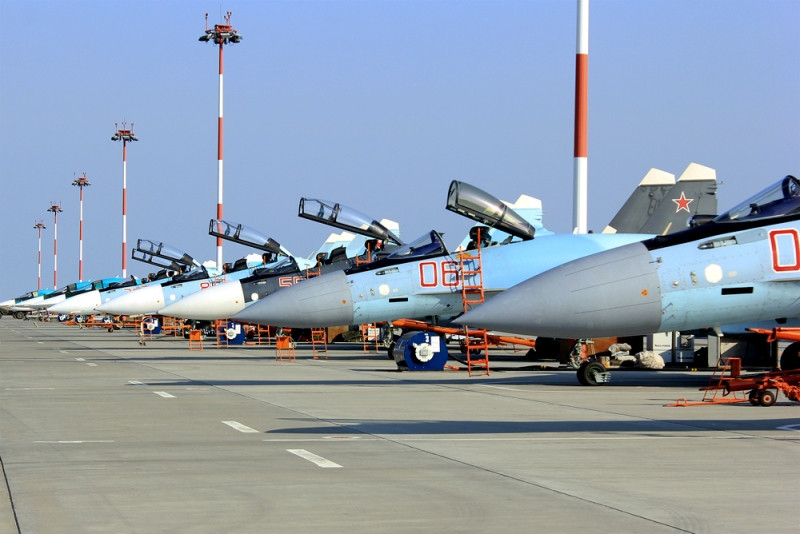 Trong đó, đội hình diễu binh của Không quân Nga có sự tham gia của 74 máy bay các loại. Ảnh: Arms of Russia.