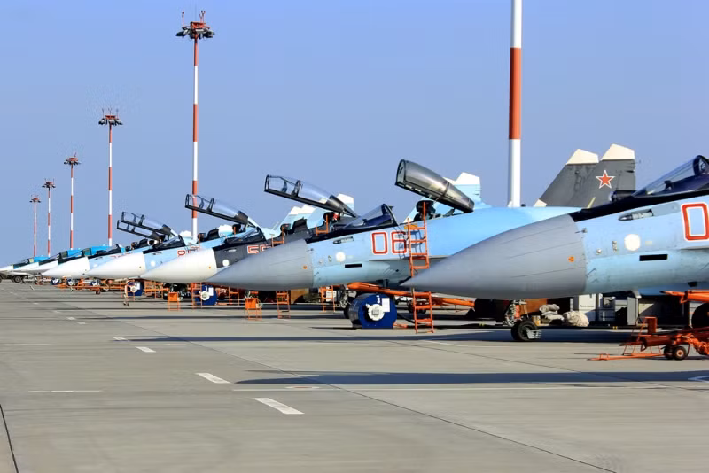 Trong đó, đội hình diễu binh của Không quân Nga có sự tham gia của 74 máy bay các loại. Ảnh: Arms of Russia.