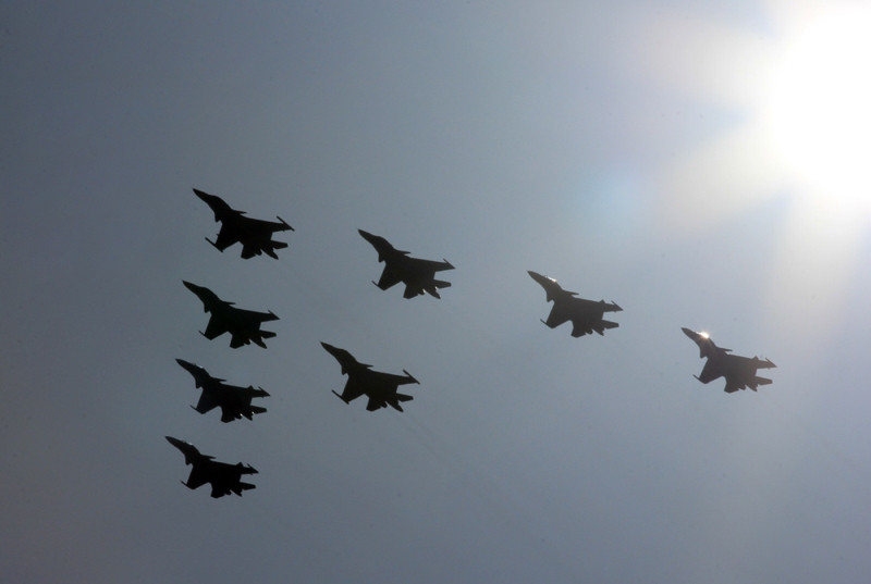 Các máy bay sẽ bay cách nhau ở cự ly 5 m, duy trì ở tốc độ 550 km/h và độ cao 300 m so với mặt đất. Ảnh: Arms of Russia.