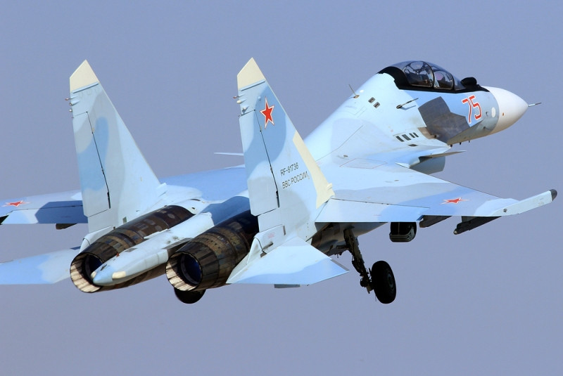 Su-30SM cất cánh bay huấn luyện. Điểm khó trong bay biểu diễn là duy trì cự ly đội hình, tốc độ và độ cao. Ảnh: Arms of Russia.