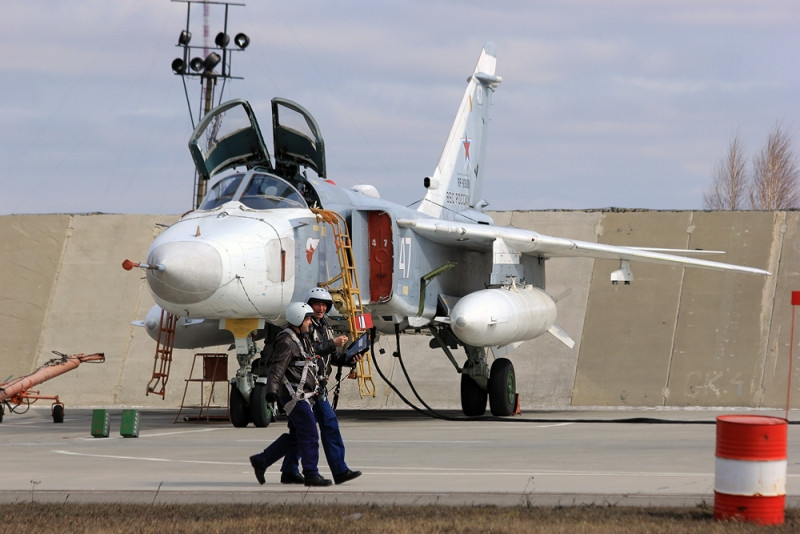 Các phi công trao đổi kinh nghiệm sau mỗi lần bay. Sự phối hợp ăn ý giữa các phi công là nhân tố quan trọng góp phần tạo nên thành công của đợt bay biểu diễn. Ảnh: Arms of Russia.