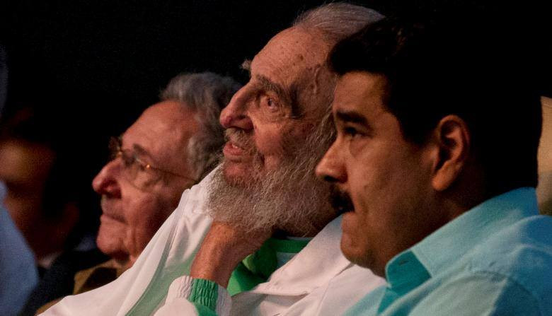 Lãnh tụ Fidel Castro, Chủ tịch Raul Castro và Tổng thống Venezuela Nicolas Maduro tham dự buổi tiệc mừng sinh nhật lần thứ 90 của lãnh tụ Fidel Castro tại nhà hát Karl Marx ở Havana, Cuba vào tháng 8/2016. Ảnh: Reuters.