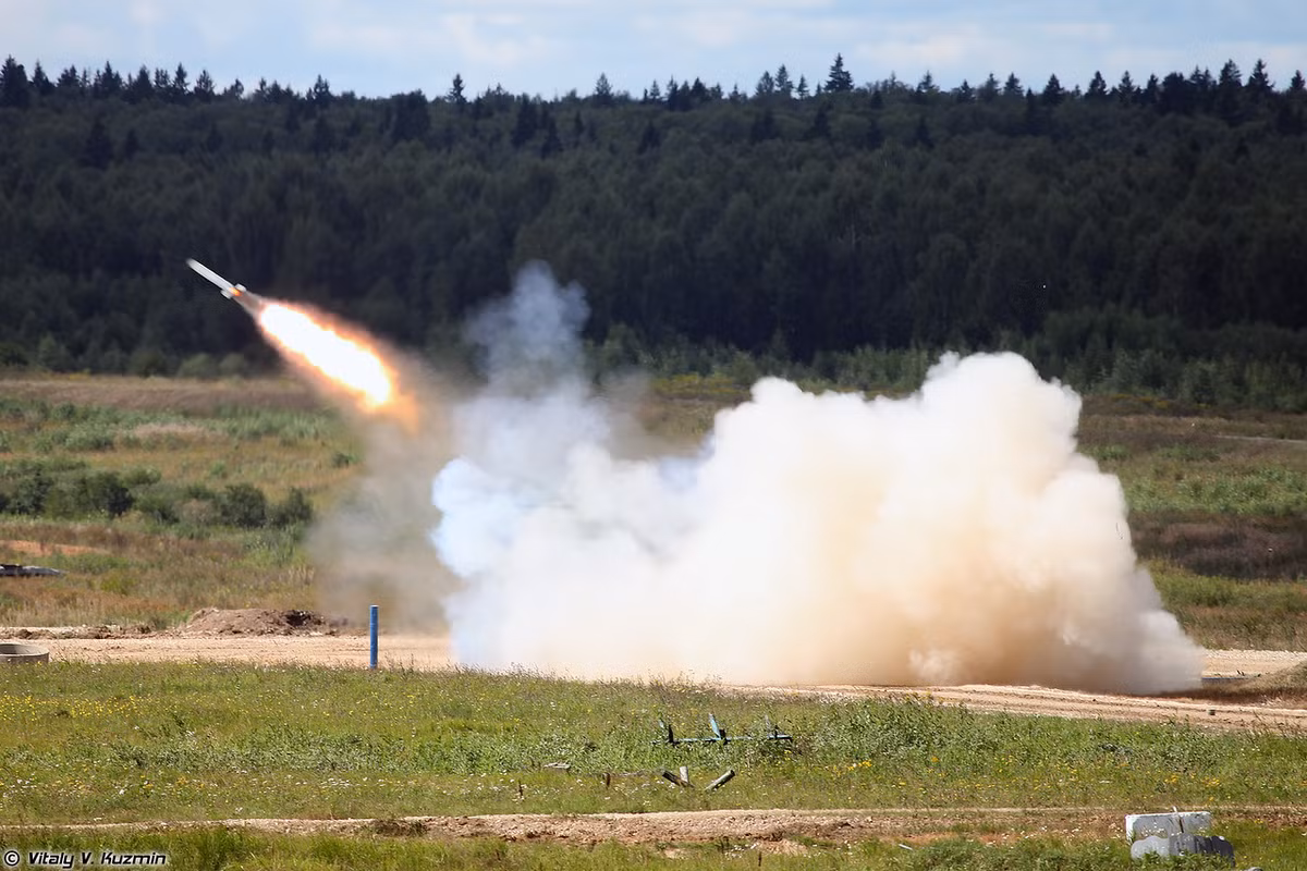 Những viên đạn nhiệt áp được bắn đi từ TOS-1A được ví như “vũ khí hạt nhân không phóng xạ” vì sức hủy diệt khủng khiếp của nó. Nguồn ảnh: Vitaly-Kuzmin