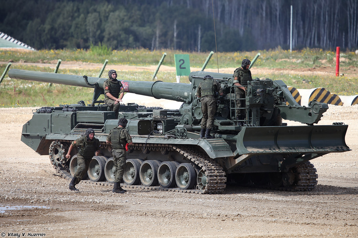 2S7M Malka là phiên bản nâng cấp của khẩu 2S7 Pion - pháo tự hành lớn nhất từng được sản xuất dưới thời Liên Xô, với cỡ nòng pháo lên tới 203mm. Tới nay, chúng vẫn nắm giữ ngôi vương "pháo cỡ nòng lớn nhất ở Nga và toàn châu Âu". Nguồn ảnh: Vitaly-Kuzmin